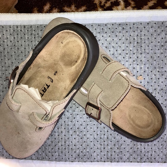 Men\'s size 11 tan suede Birkenstock sandals in box - open back closed toes